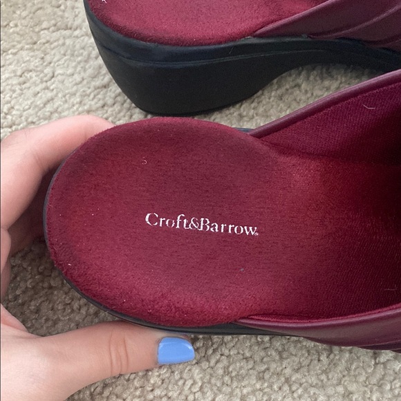 Croft And Barrow Size 8 Burgundy Slip-On Clogs - Picture 4 of 10